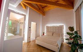 La Divina - Free Parking -